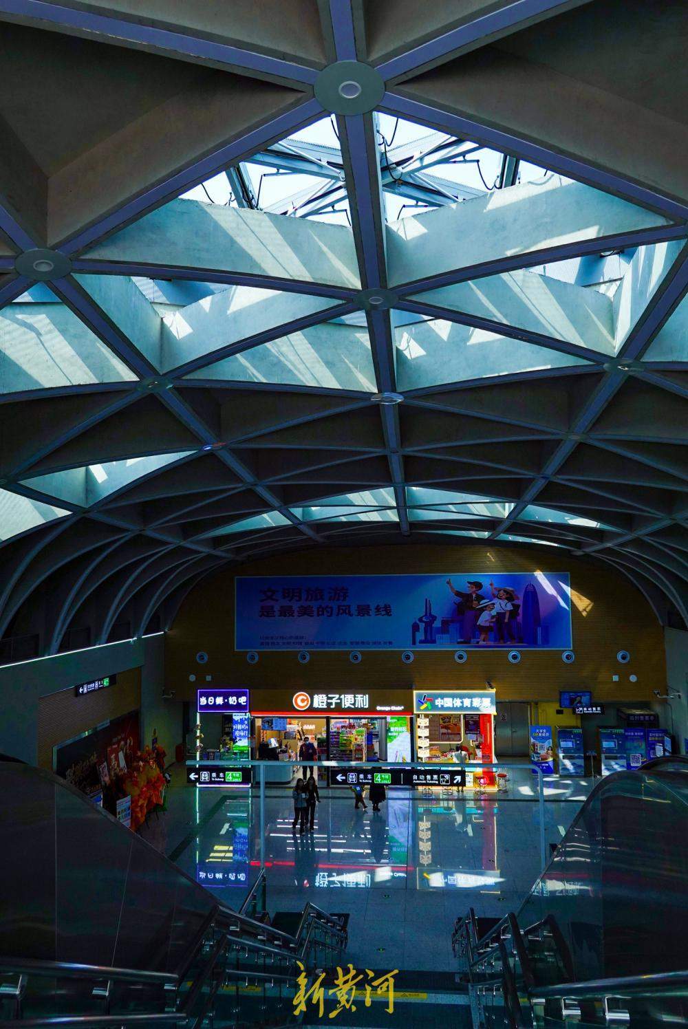 商家入驻地铁站 车站变身“城市生活空间”