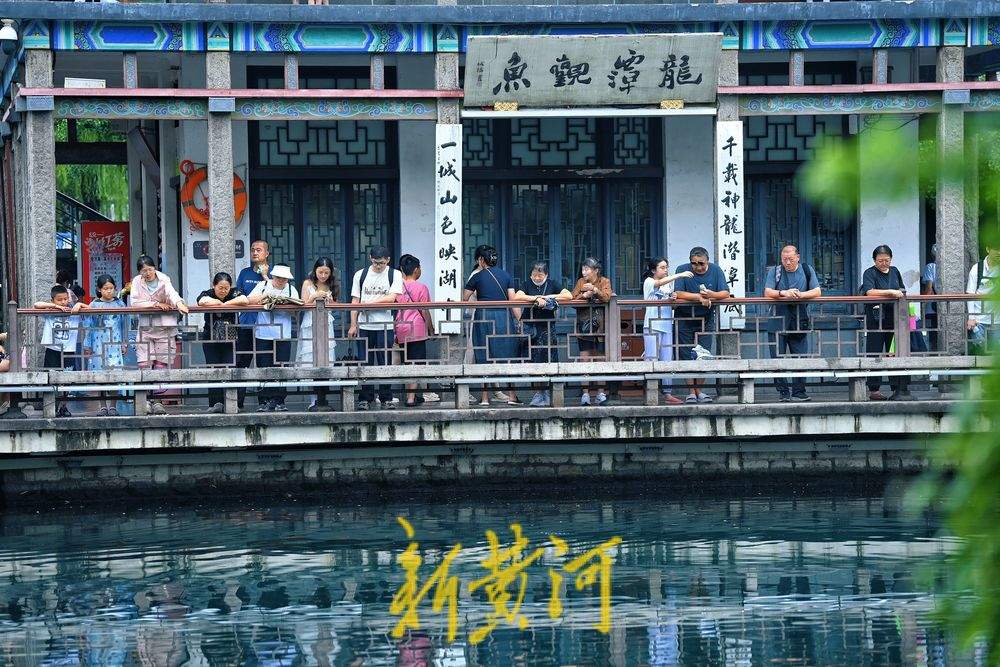 一年四季 泉在济南丨雨后五龙潭人气旺 “龙潭观鱼”别有意境