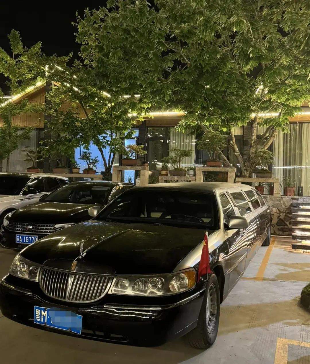 9米长林肯车开到“皖南川藏线”被指责添堵,交警:假期一般不许它上山,应是钻了空子