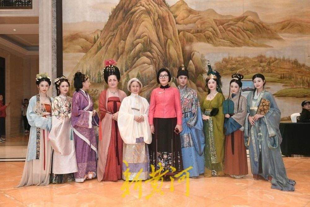 让世界看到中国时尚 锦色华光：周锦的时尚传奇