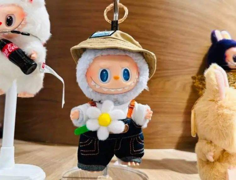 Labubu样品“痛墙”成打卡地标!开业4天已被挤爆