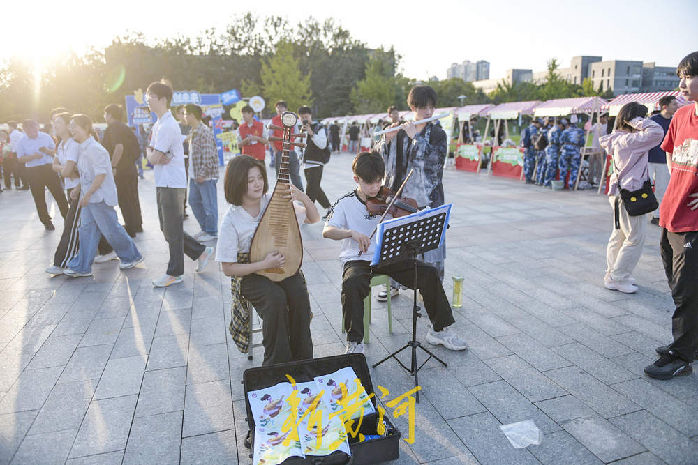 2025级济南市大学生开学典礼设青春市集 汇聚校园活力与地域特色