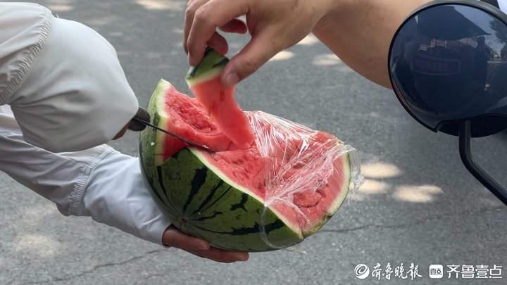 泉城卖瓜人：酷暑里贩卖着甜蜜，等待中收获着希望