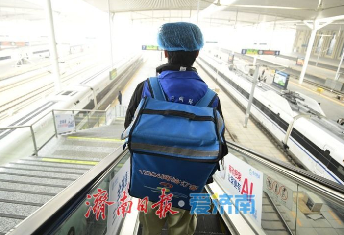 新春走基层｜从灶台到站台 分秒必争的“高铁外卖员”