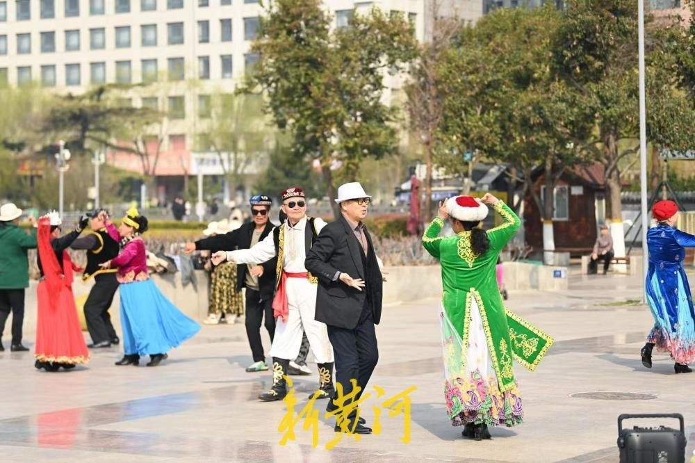 春意正浓 泉城广场成市民遛娃、健身好去处