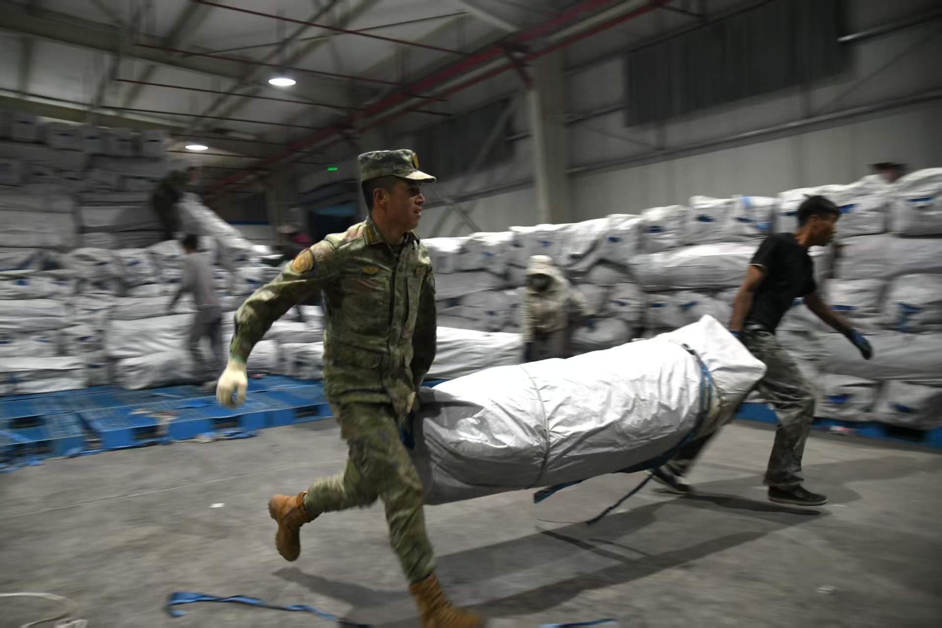 争分夺秒！昼夜转运物资，子弟兵紧急救援
