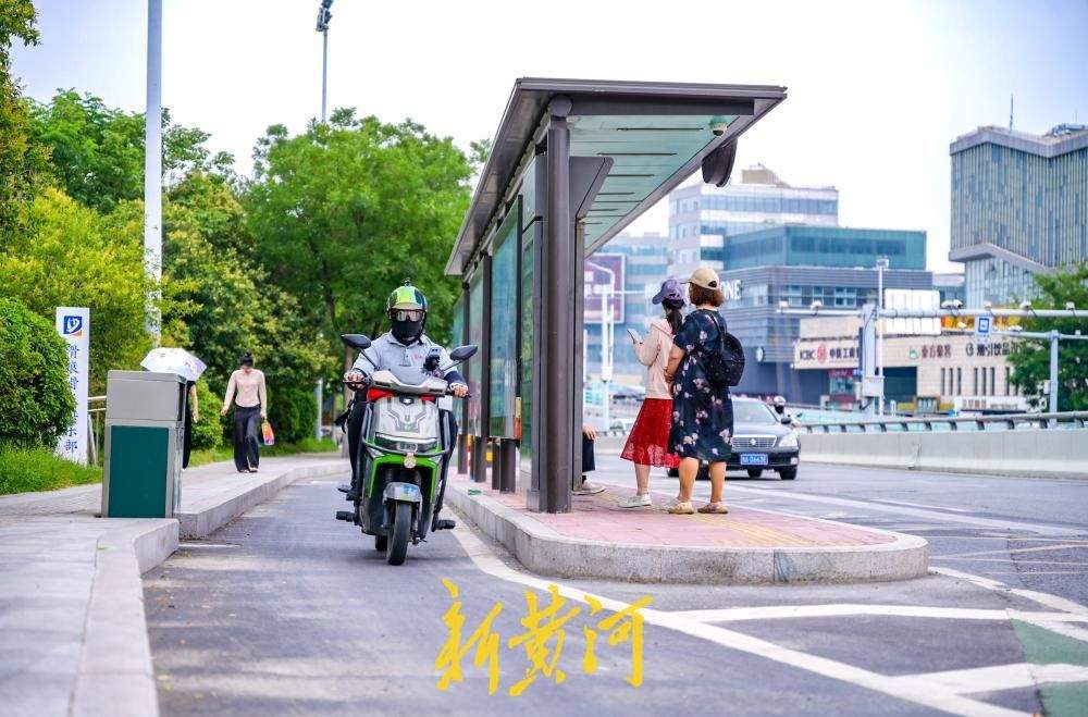 济南：公交站与慢行道一体化改造 非机动车绕“岛”行