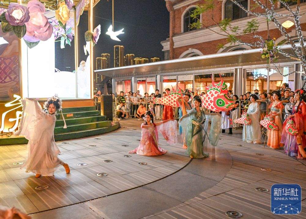 “五一”假期游 越夜越精彩