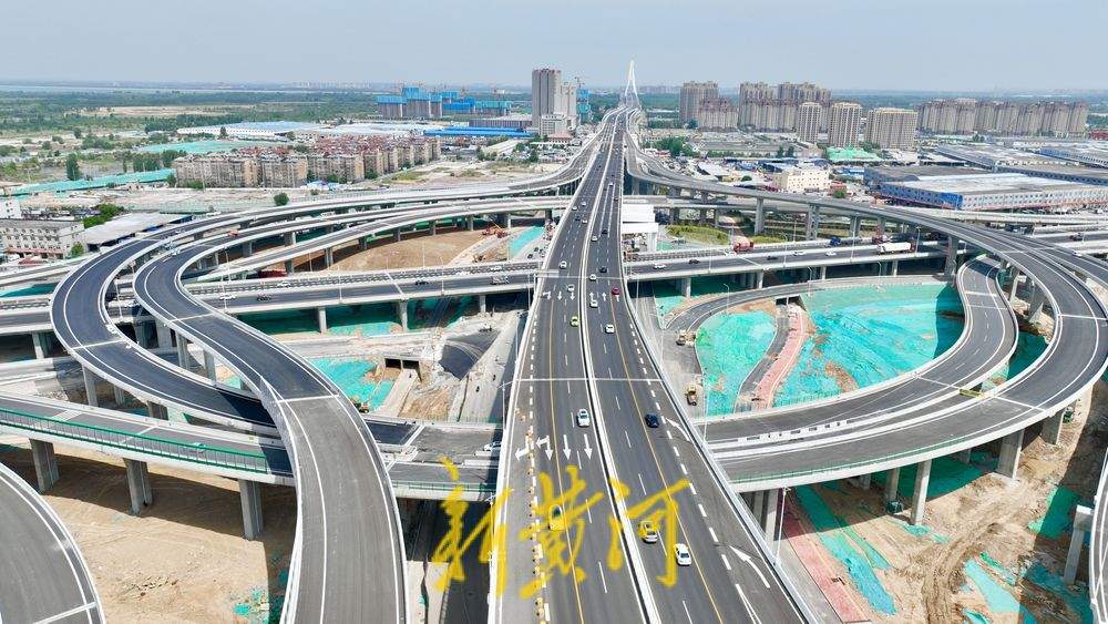 零点立交桥匝道沥青铺设到位 高速公路收费站挂牌