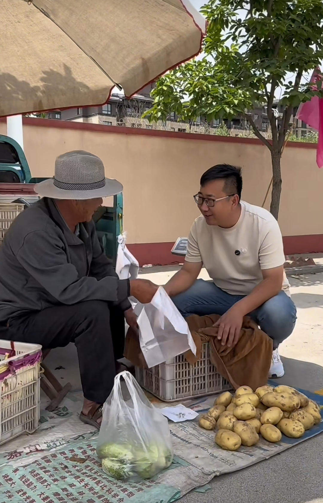 帮一把别人的父母！80后羊汤店老板专挑农村卖菜老人的摊位包圆