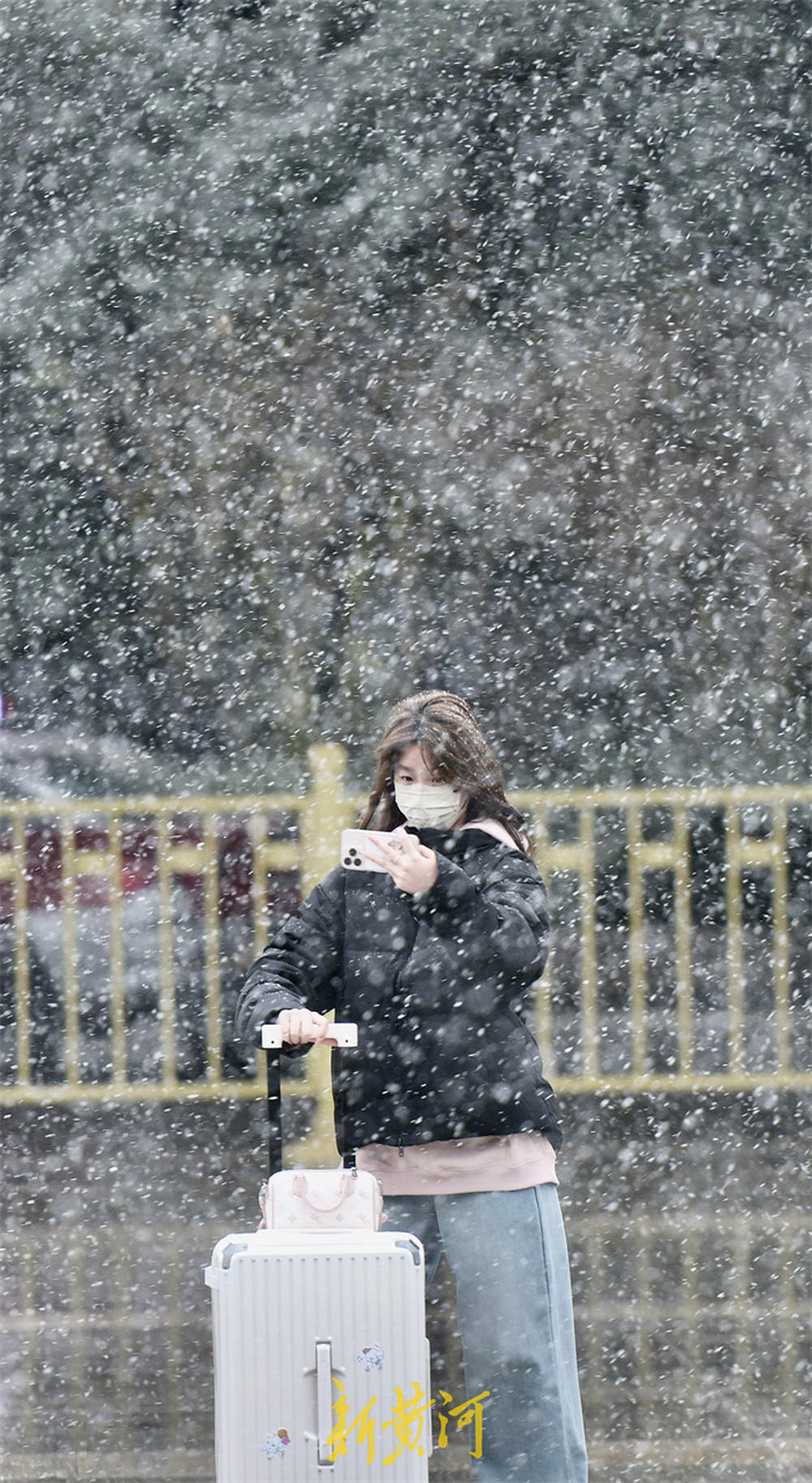 冬雪悄然而至，市民顶风冒雪出行