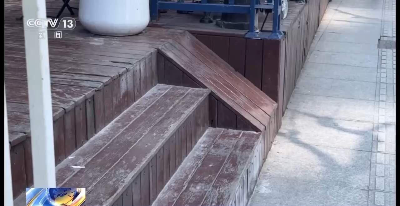 “低头族”在餐厅门口摔骨折 餐厅担责吗？