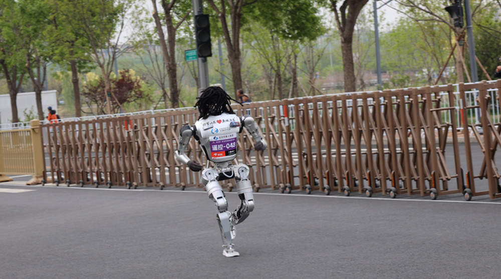 “济南选手”顺利完赛北京人形机器人半马：从实验室到赛道，没有白跑的路