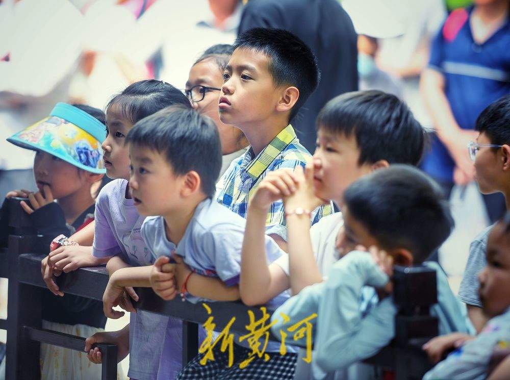 一年四季 泉在济南丨老少同乐，济南白雪楼前共赏传统吕剧《小姑贤》