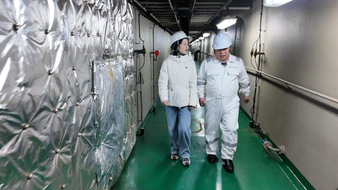 新春走基层丨寒夜锚地,他们给万吨巨轮“供底气”
