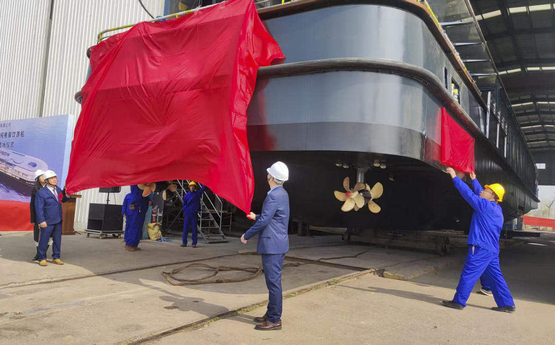 山东造内河游船挺进法国塞纳河，在微山湖顺利下水