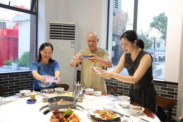 打卡北江大堤、逛夜市尝美食……全国网媒点赞三水夜生活