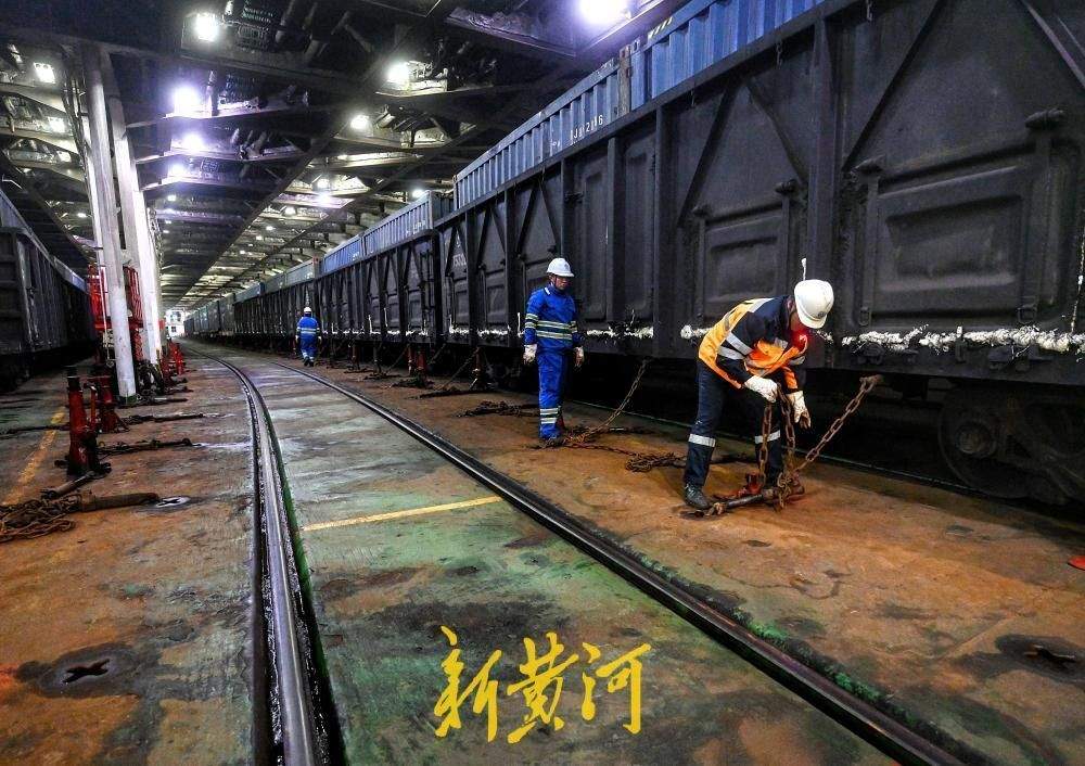 渤海海峡上演碧波上的春运