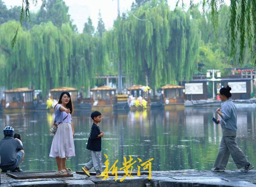 末伏时节游济南明府城 泉水街巷引游客漫步纳凉