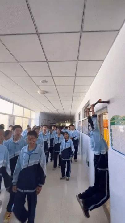 教室门口“长”满了做引体向上的男生?