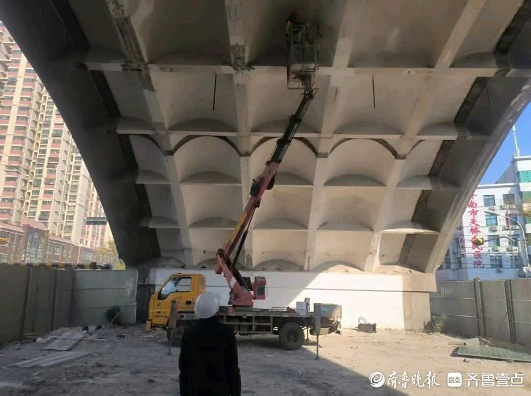 济南百年老天桥维修改造逐步展开施工,桥梁及桥下同步推进