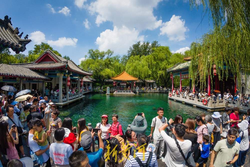 趵突泉水位单日猛涨18厘米，游客争睹胜景