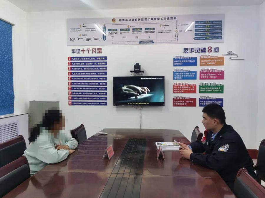 “大姐快醒醒吧！这个群里1855个人除了你都是骗子！”