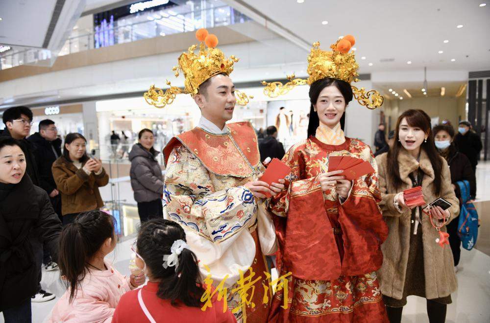 民俗表演拉开春节序幕 济南各大商场为市民送红包和祝福