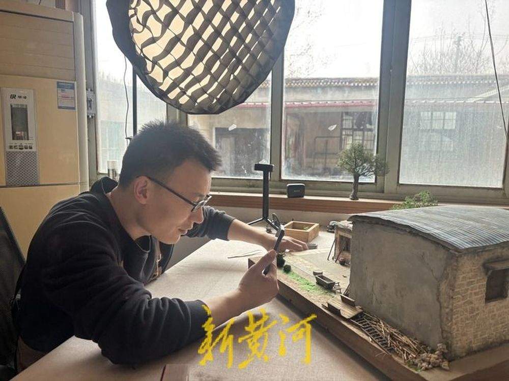 90后小伙复刻爷爷的老宅：屋子有200多个物件，最小的仅0.1厘米