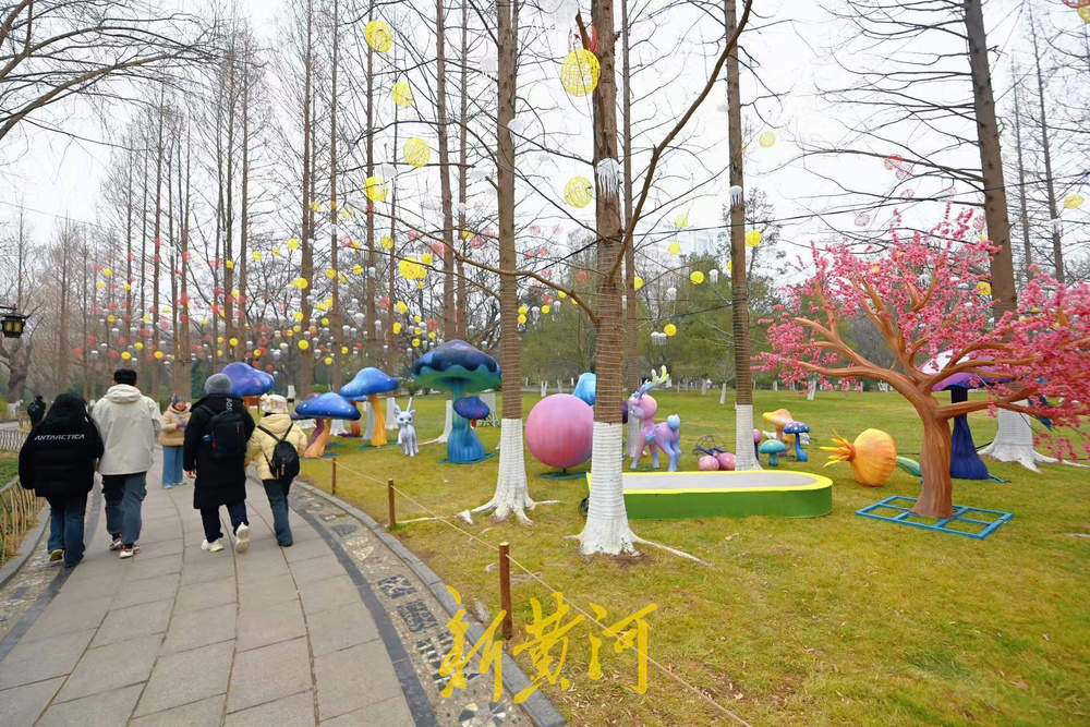 泉城气温骤降，市民游客寒风中赏花灯