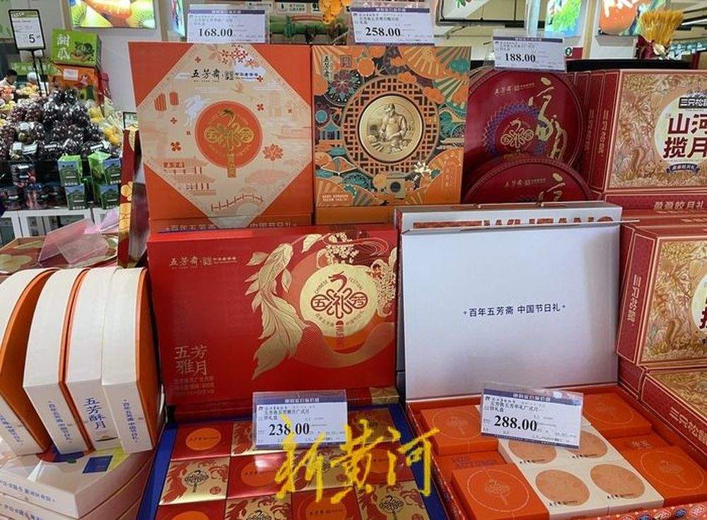 中秋临近月饼热销，济南市场上百元礼盒占销售主流