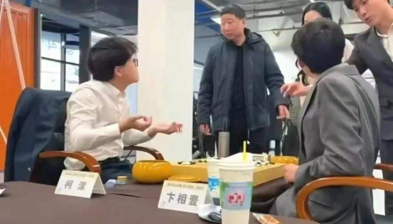 柯洁、俞斌一行启程回国 拒绝参加LG杯颁奖仪式