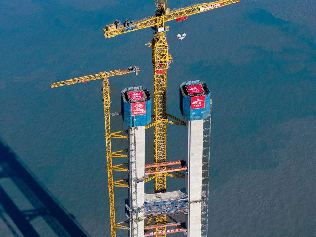 一跨1768米！国内最大跨度跨海大桥首个主塔顺利封顶