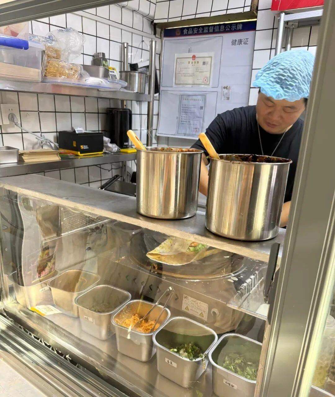 外卖备注“孩子化疗煎饼一半不辣一半微辣” 店家悄悄塞了100元