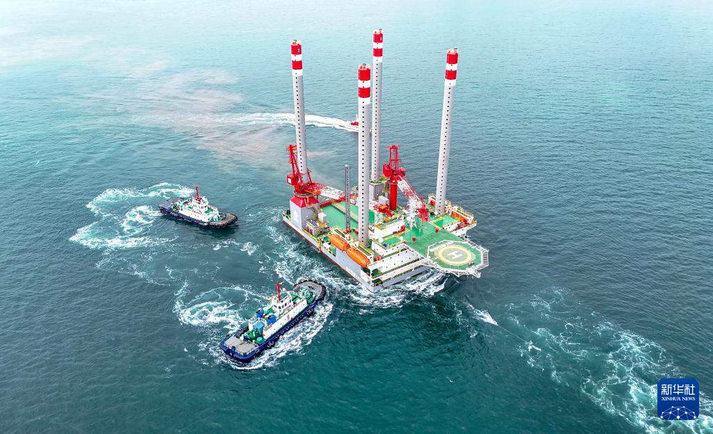我国首座海上移动式多功能措施平台启运渤海油田