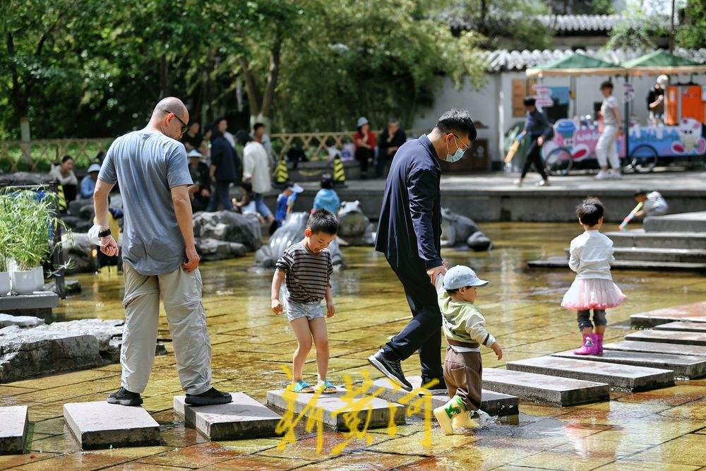 气温飙升春日如夏，市民纷纷到五龙潭泉畔戏水纳凉