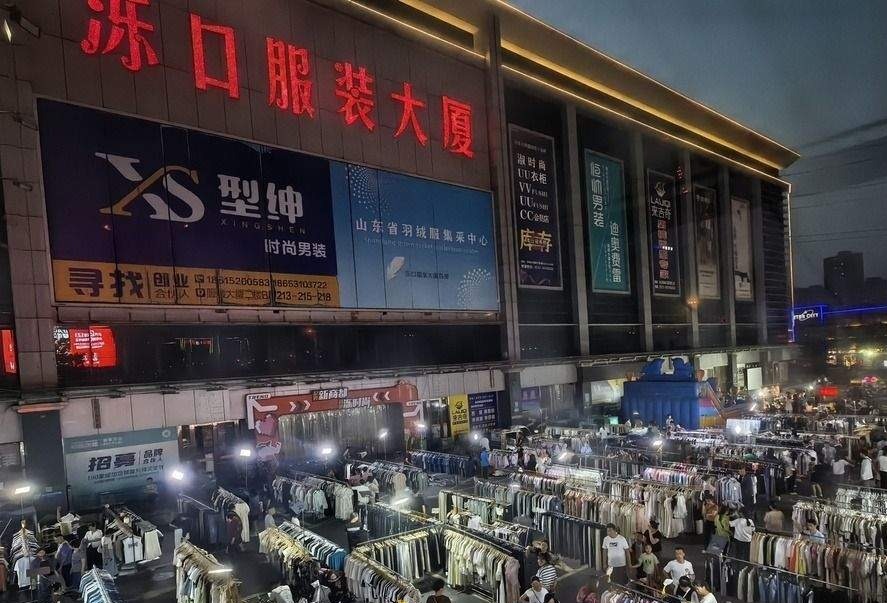 济南首个大型服装夜市泺口星愿集市迁新址焕发“新光彩”