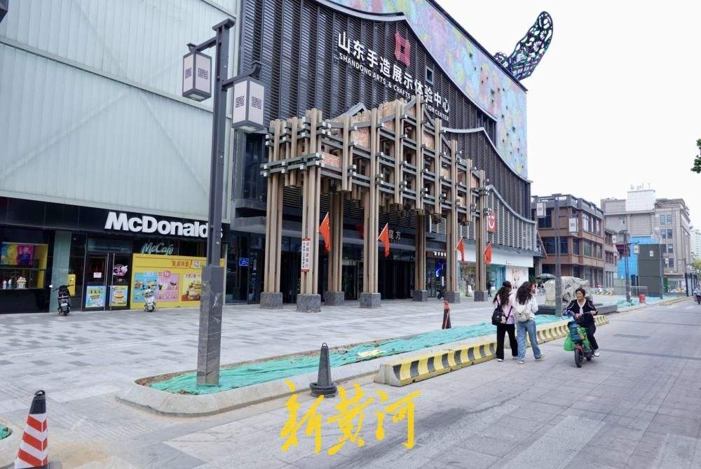 拆围挡迎国庆假期，济南泉城路人行道改造加速推进