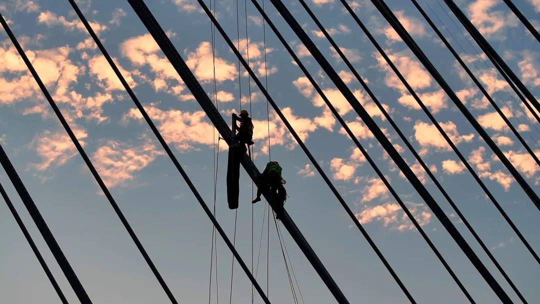 项目强省会｜桥上来了“蜘蛛人” 奏响济南黄河公路大桥奋进曲