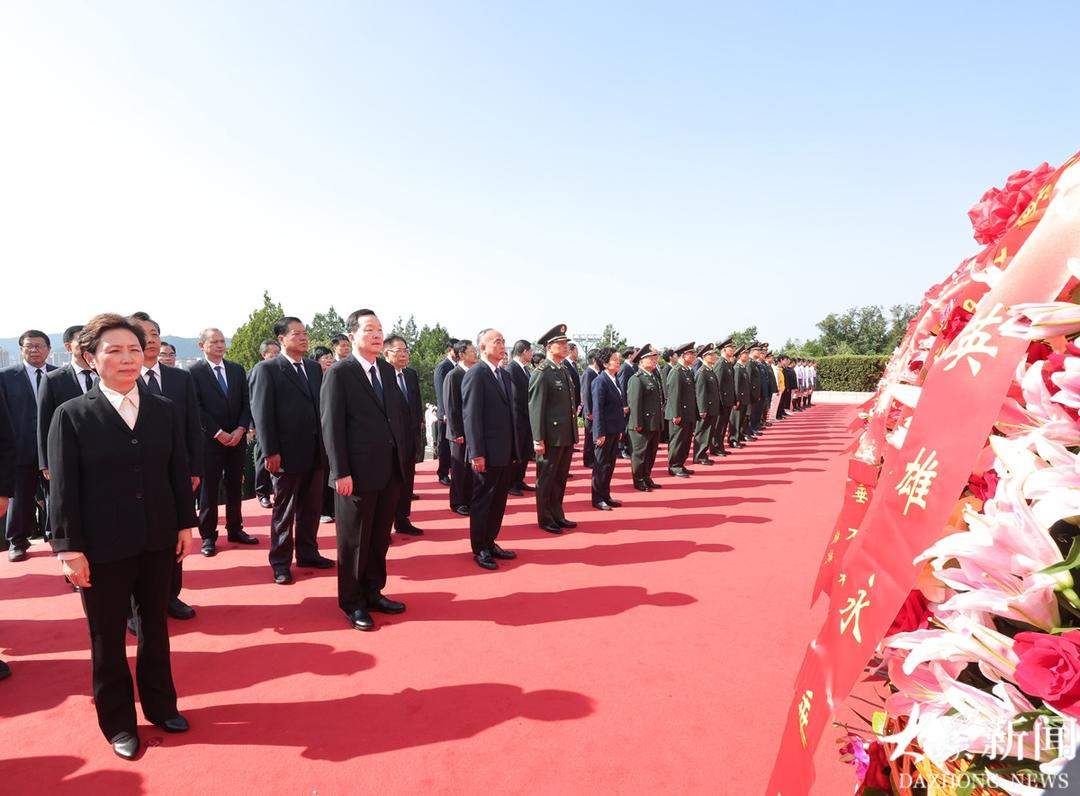 山东省、驻济部队暨济南市向人民英雄敬献花篮仪式举行