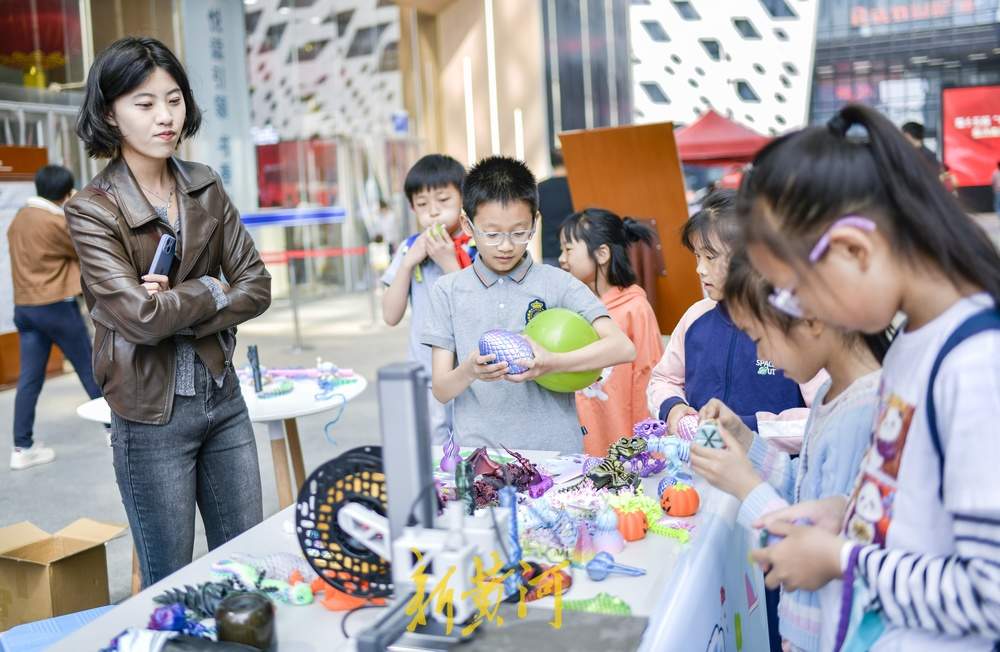 济南市图书馆举办书香文化市集，科技和非遗擦出创新的火花