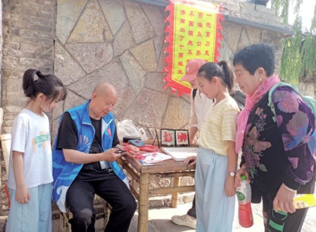 剪纸“牧马人”徐健 三百六十五幅“骏马”奔腾迎新春