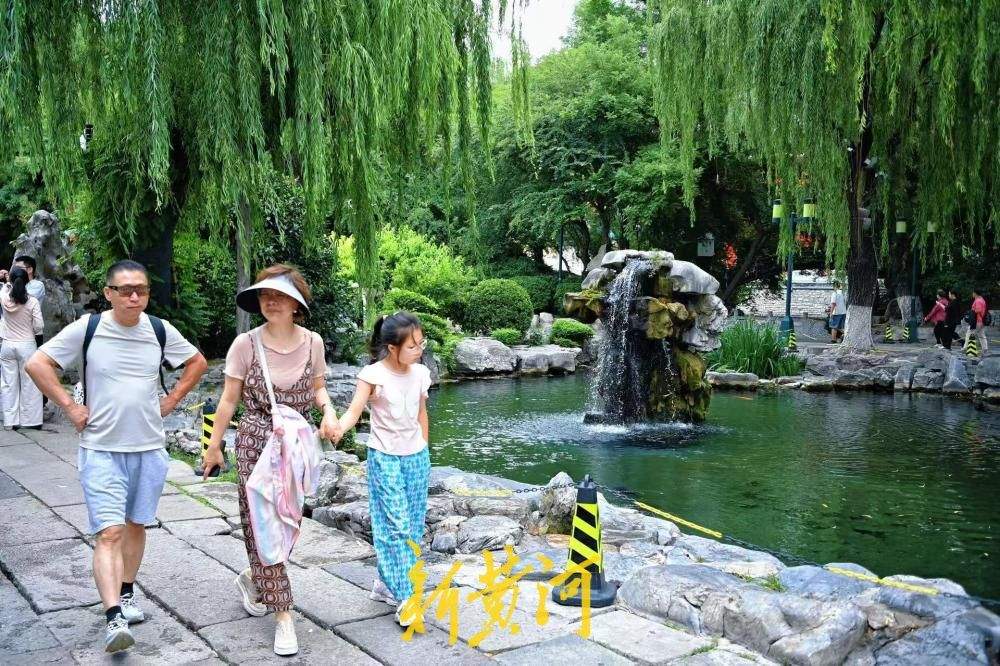 端午假期遇夏至，月牙飞瀑迎客来