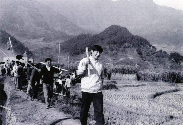时政微观察丨奋斗，铸就欣欣向荣的中国