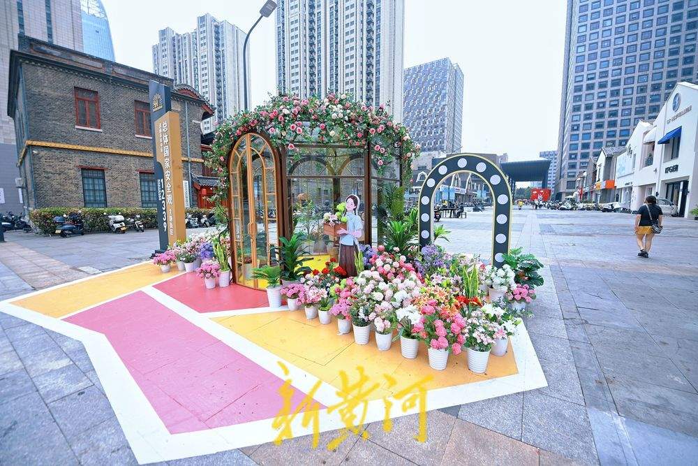 转角遇见泉城浪漫，民康里步行街角现美丽花房
