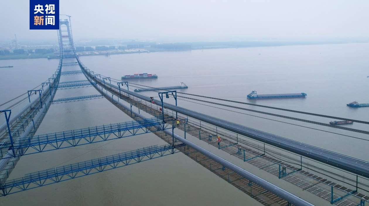 全长约26千米 世界最大跨度四主缆悬索桥完成主缆架设