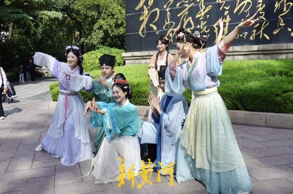 大明湖“趵突夜画·名士天团”古风巡游，舞者身着汉服沿湖起舞