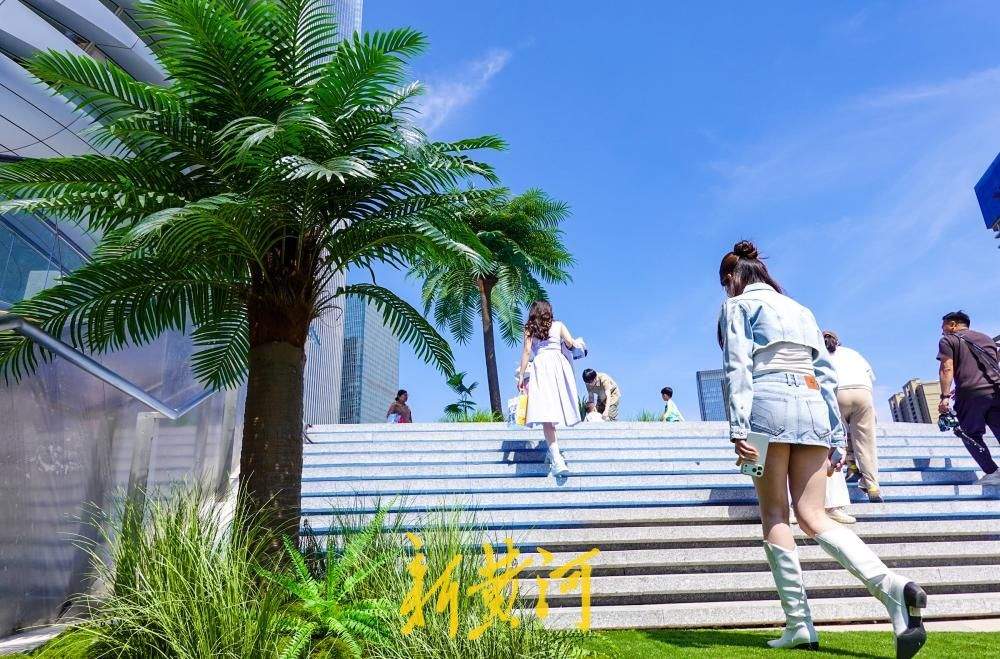 五一消费旺季将至 泉城商圈“吹”来海洋度假风