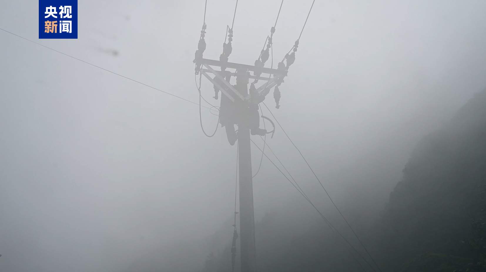 湖北宣恩突降暴雨致多处房屋被淹 当地深夜转移数百群众