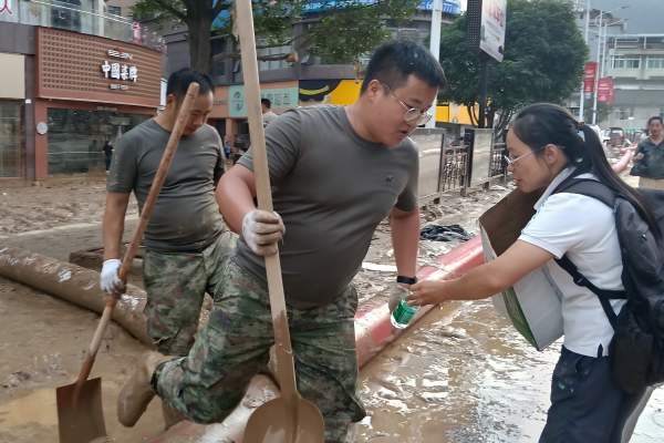 华润饮料驰援4.8万瓶怡宝赈灾用水已送达贵州榕江灾区